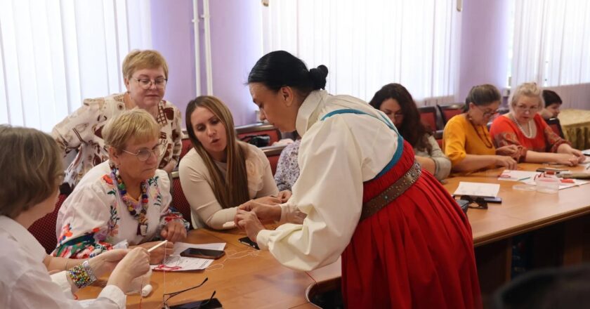 Главный специалист Курского областного Дома народного творчества провела мастер-класс по традиционному курскому костюму в Липецке