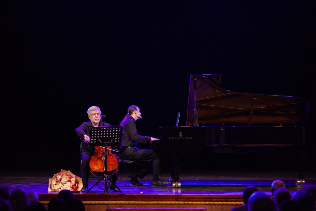 В Курской государственной филармонии выступил коллектив «Лундстрем трио»