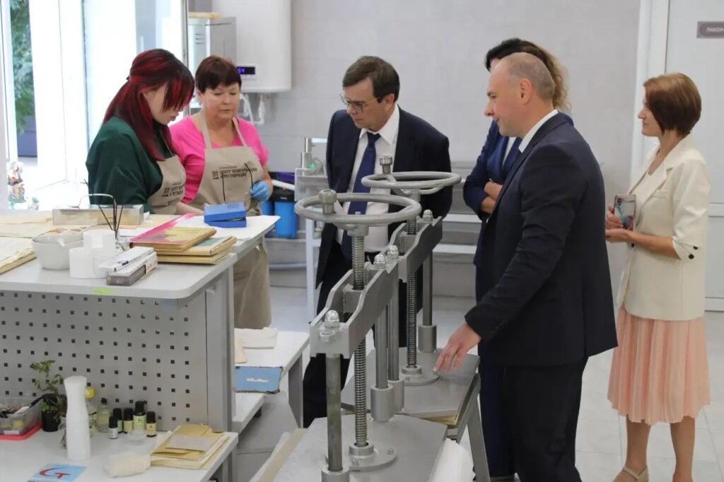 Заместитель Министра культуры России Владимир Осинцев посетил Курскую областную библиотеку имени Н. Н. Асеева
